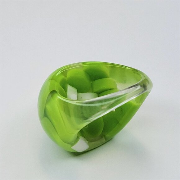 Chunky Oval Shape Resin Ring With Green and White Pill Beads Lucite Large Ring - Picture 9 of 9